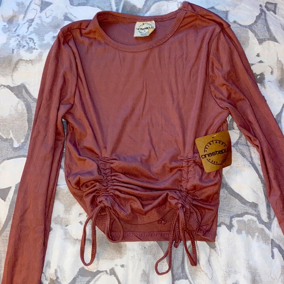 Size Small Pink long sleeved scrunch tied crop top - Picture 2 of 6